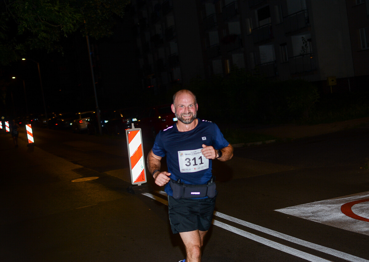 Kolejna odsłona Rudzkiego Półmaratonu Industrialnego za nami. Kilkuset zawodników ruszyło na nocną trasę ulicami naszego miasta, by zmierzyć się z połową królewskiego dystansu. Mamy zdjęcia!