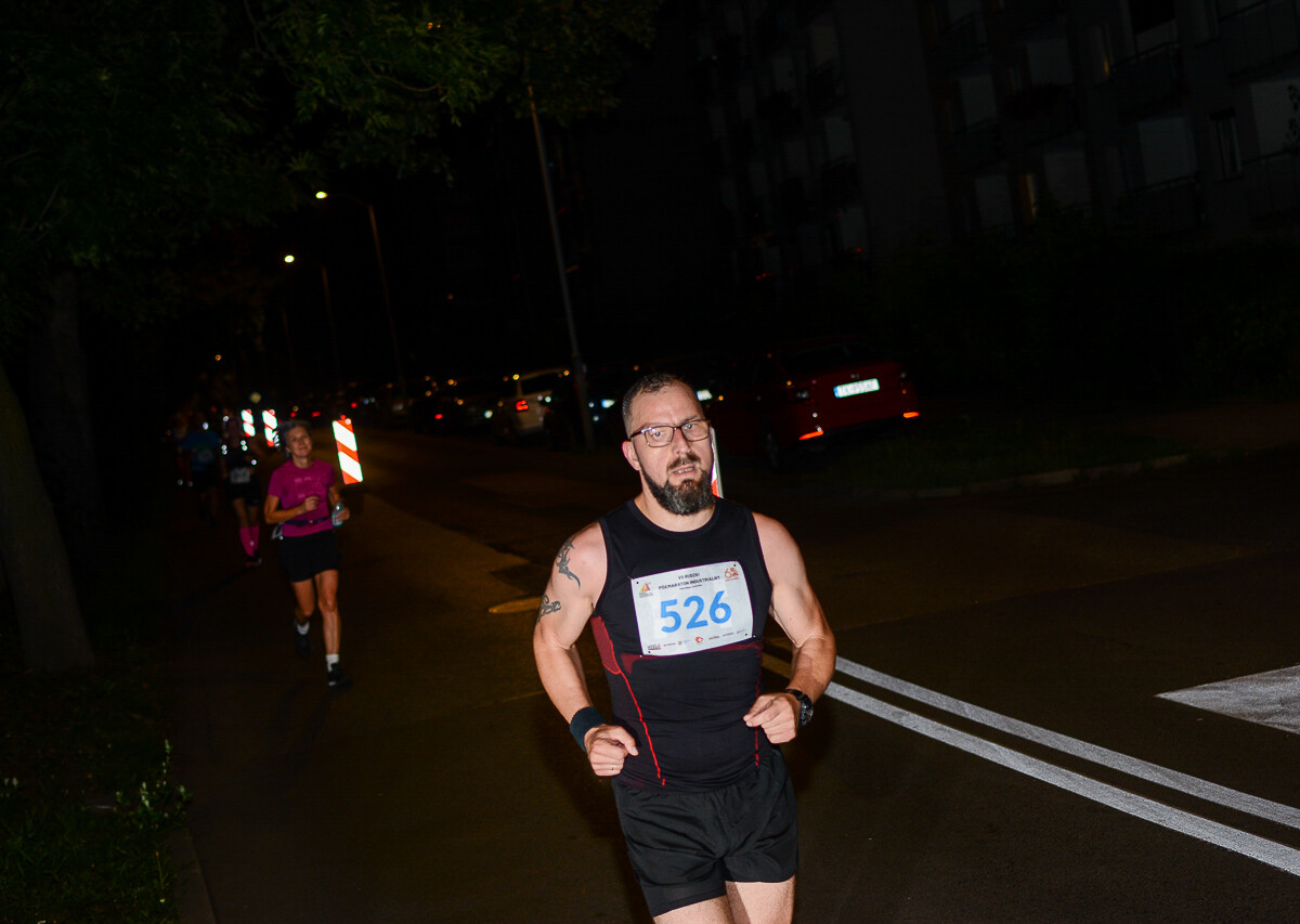 Kolejna odsłona Rudzkiego Półmaratonu Industrialnego za nami. Kilkuset zawodników ruszyło na nocną trasę ulicami naszego miasta, by zmierzyć się z połową królewskiego dystansu. Mamy zdjęcia!