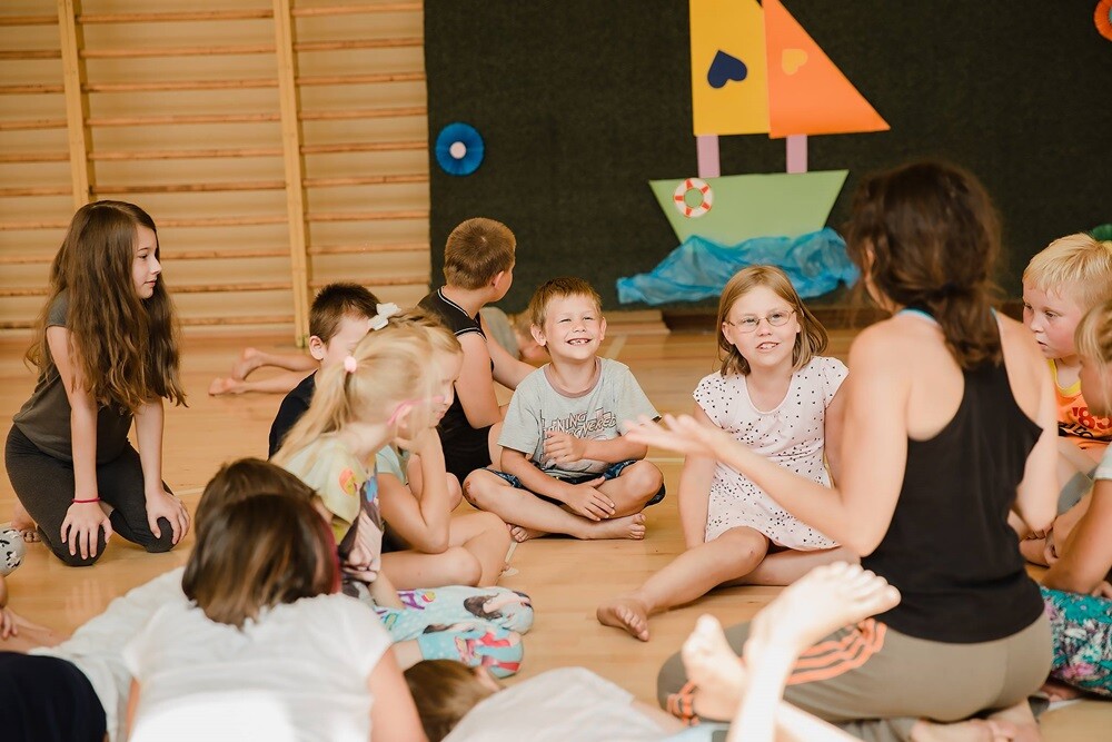 Od tygodnia w naszym mieście realizowany jest projekt  „Zaczarowane podwórka” mający na celu włączenie do działań kulturalnych mieszkańców Chebzia i osiedla Kaufhaus, objętych Lokalnym Programem Rewitalizacji.