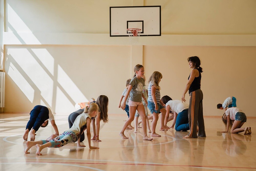 Od tygodnia w naszym mieście realizowany jest projekt  „Zaczarowane podwórka” mający na celu włączenie do działań kulturalnych mieszkańców Chebzia i osiedla Kaufhaus, objętych Lokalnym Programem Rewitalizacji.