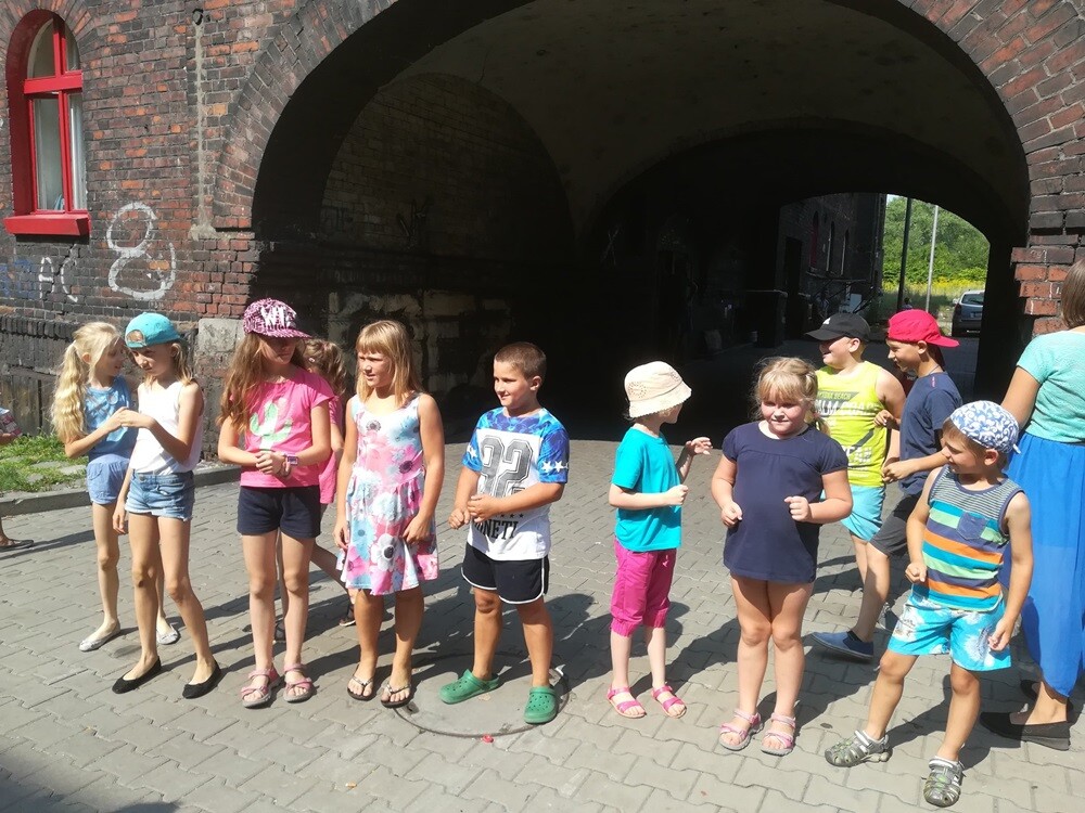 Od tygodnia w naszym mieście realizowany jest projekt  „Zaczarowane podwórka” mający na celu włączenie do działań kulturalnych mieszkańców Chebzia i osiedla Kaufhaus, objętych Lokalnym Programem Rewitalizacji.