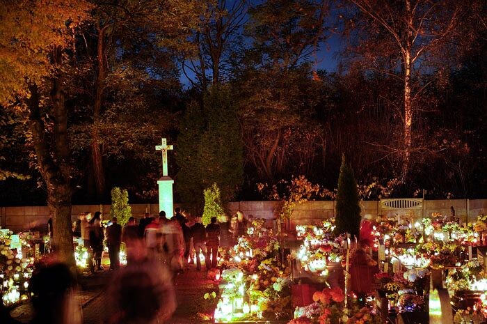 Zaduszki - historia, wierzenia i obchody