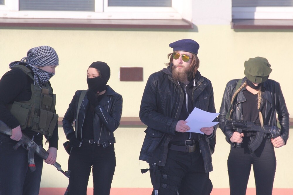 W Zespole Szkół Ogólnokształcących nr 2 im. Gustawa Morcinka w ubiegły piątek, 9 lutego, odbyła się żakinada. W zabawie wzięli udział uczniowie klas trzecich.