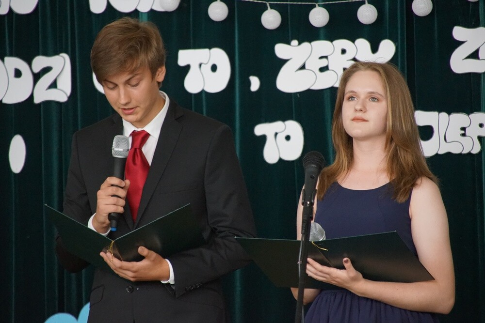 Niech żyją wakacje! Placówki oświatowe zakończyły dzisiaj kolejny rok szkolny.