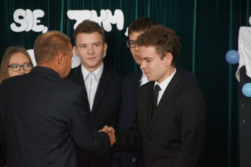 Niech żyją wakacje! Placówki oświatowe zakończyły dzisiaj kolejny rok szkolny.