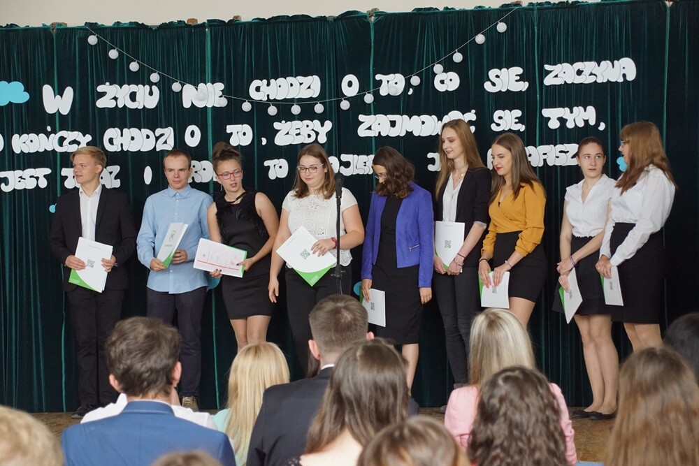 Niech żyją wakacje! Placówki oświatowe zakończyły dzisiaj kolejny rok szkolny.