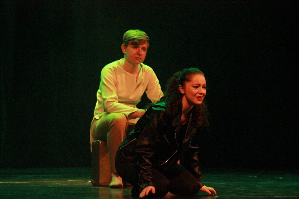 Niech żyją wakacje! Placówki oświatowe zakończyły dzisiaj kolejny rok szkolny. Podczas uroczystości w poszczególnych szkołach podsumowano dotychczasowe osiągnięcia oraz przedstawiono plany na przyszły rok.