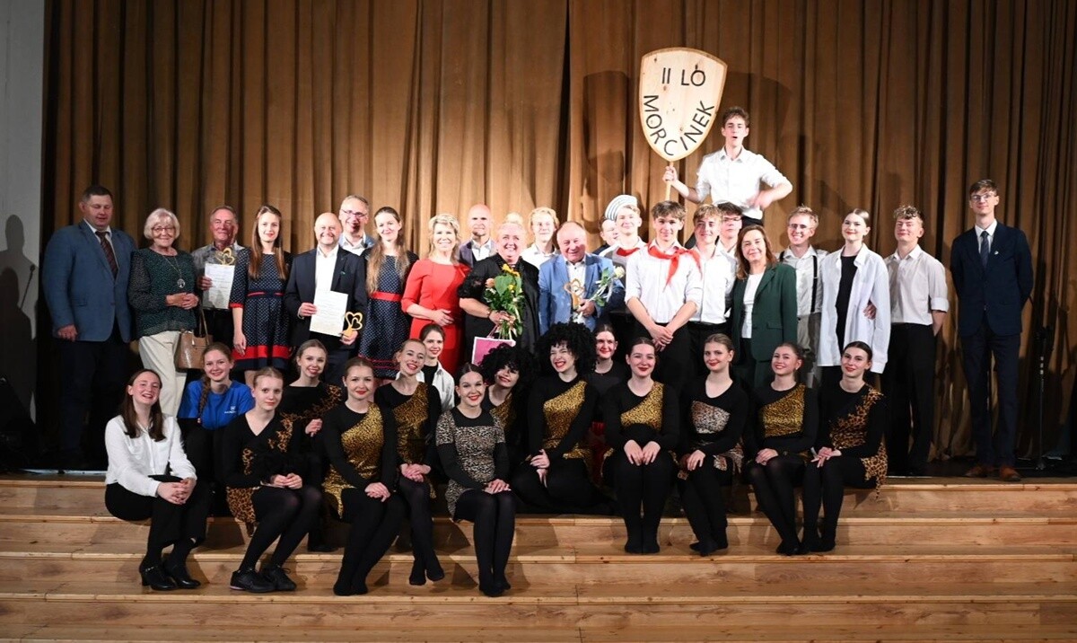 Podczas uroczystego zakończenia sezonu artystycznego Rudzkiego Teatru Pierro, prezydent Michał Pierończyk został uhonorowany symboliczną statuetką i tytułem „Przyjaciela Teatru”. / fot. UM Ruda Śląska