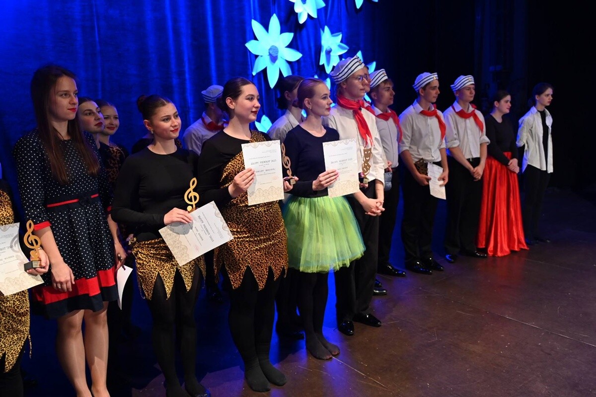 Podczas uroczystego zakończenia sezonu artystycznego Rudzkiego Teatru Pierro, prezydent Michał Pierończyk został uhonorowany symboliczną statuetką i tytułem „Przyjaciela Teatru”. / fot. UM Ruda Śląska