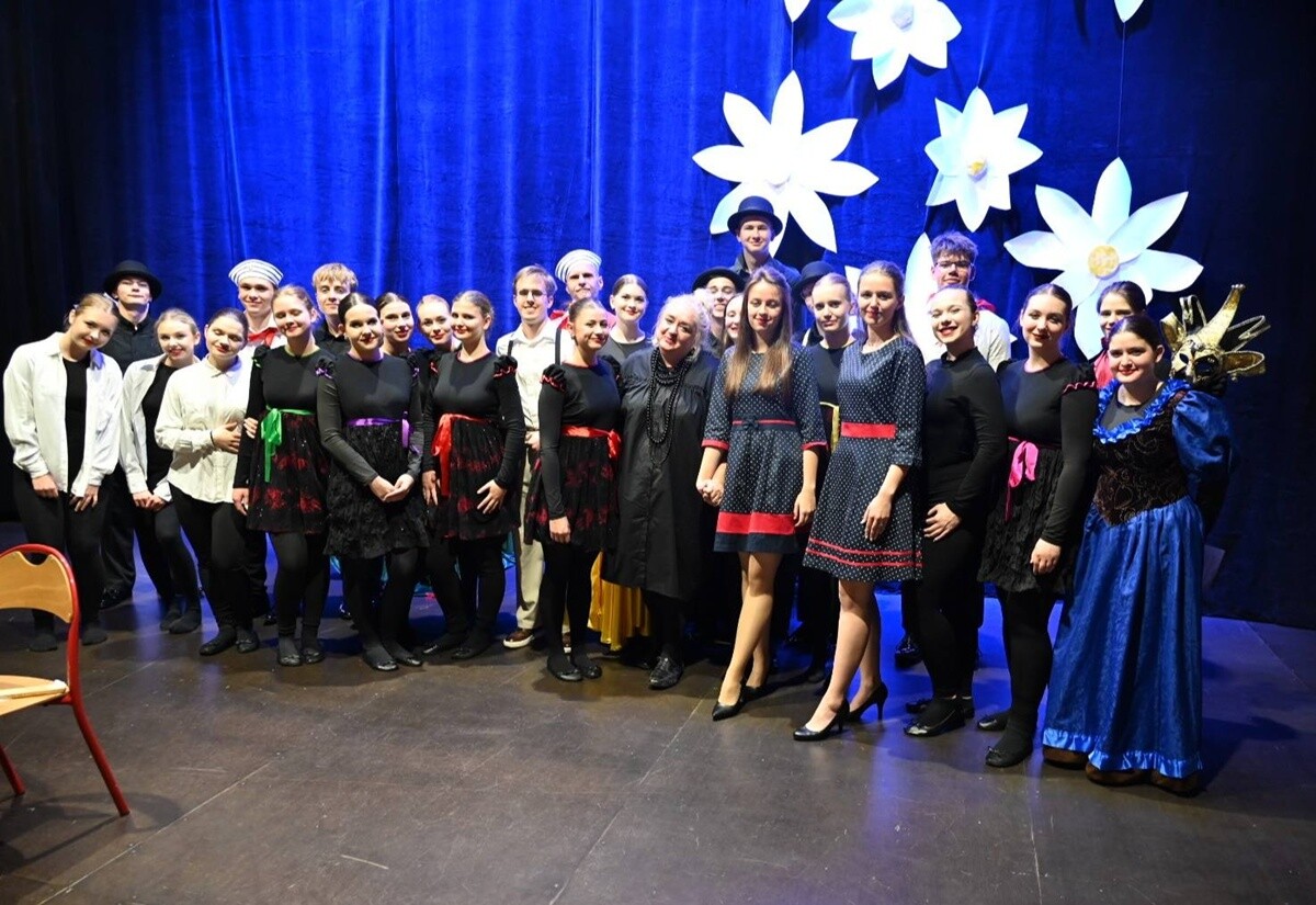 Podczas uroczystego zakończenia sezonu artystycznego Rudzkiego Teatru Pierro, prezydent Michał Pierończyk został uhonorowany symboliczną statuetką i tytułem „Przyjaciela Teatru”. / fot. UM Ruda Śląska