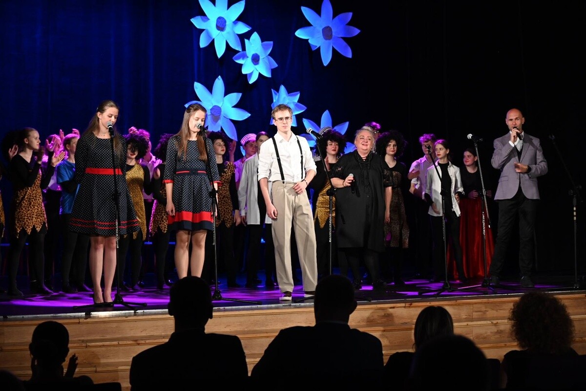 Podczas uroczystego zakończenia sezonu artystycznego Rudzkiego Teatru Pierro, prezydent Michał Pierończyk został uhonorowany symboliczną statuetką i tytułem „Przyjaciela Teatru”. / fot. UM Ruda Śląska