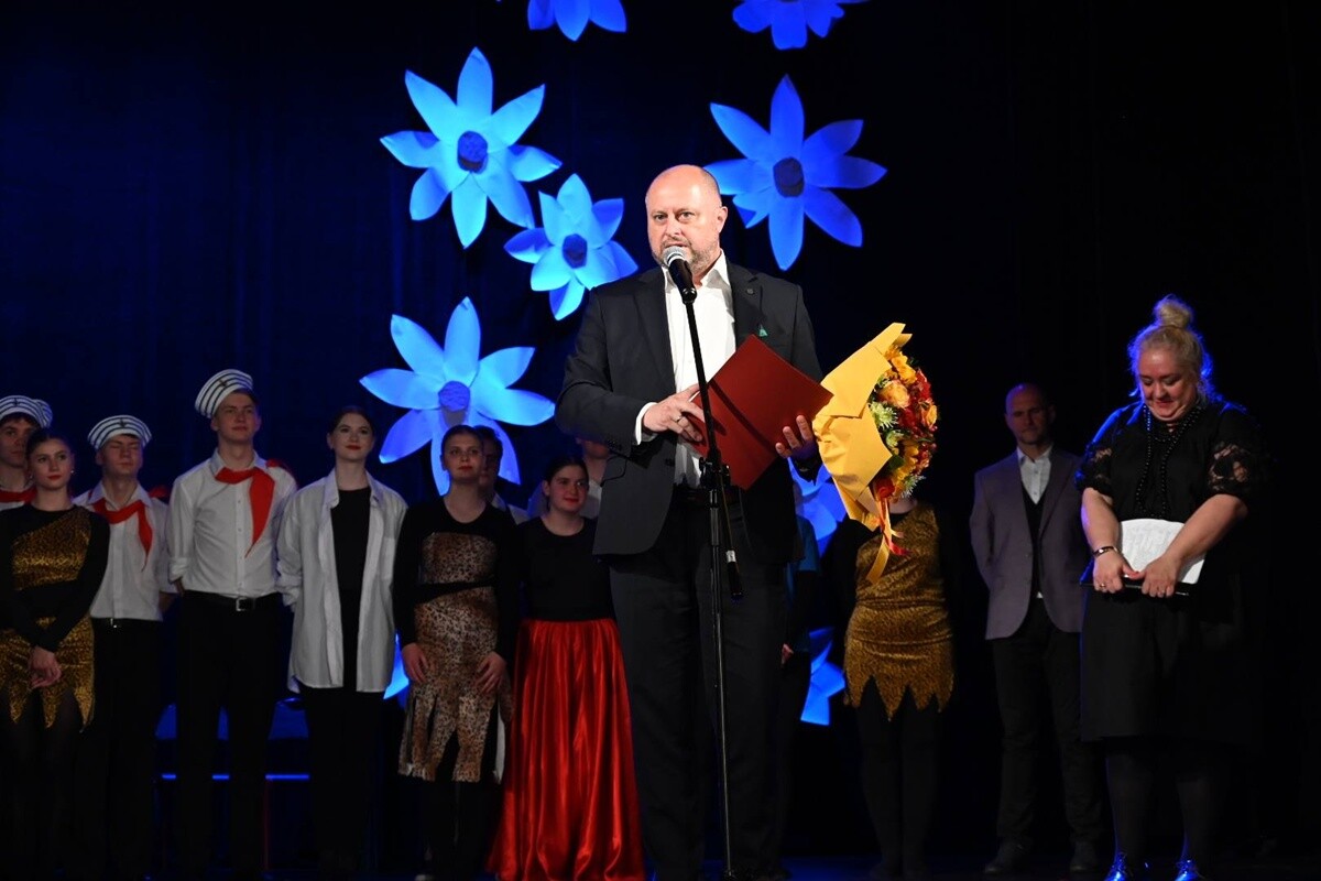 Podczas uroczystego zakończenia sezonu artystycznego Rudzkiego Teatru Pierro, prezydent Michał Pierończyk został uhonorowany symboliczną statuetką i tytułem „Przyjaciela Teatru”. / fot. UM Ruda Śląska