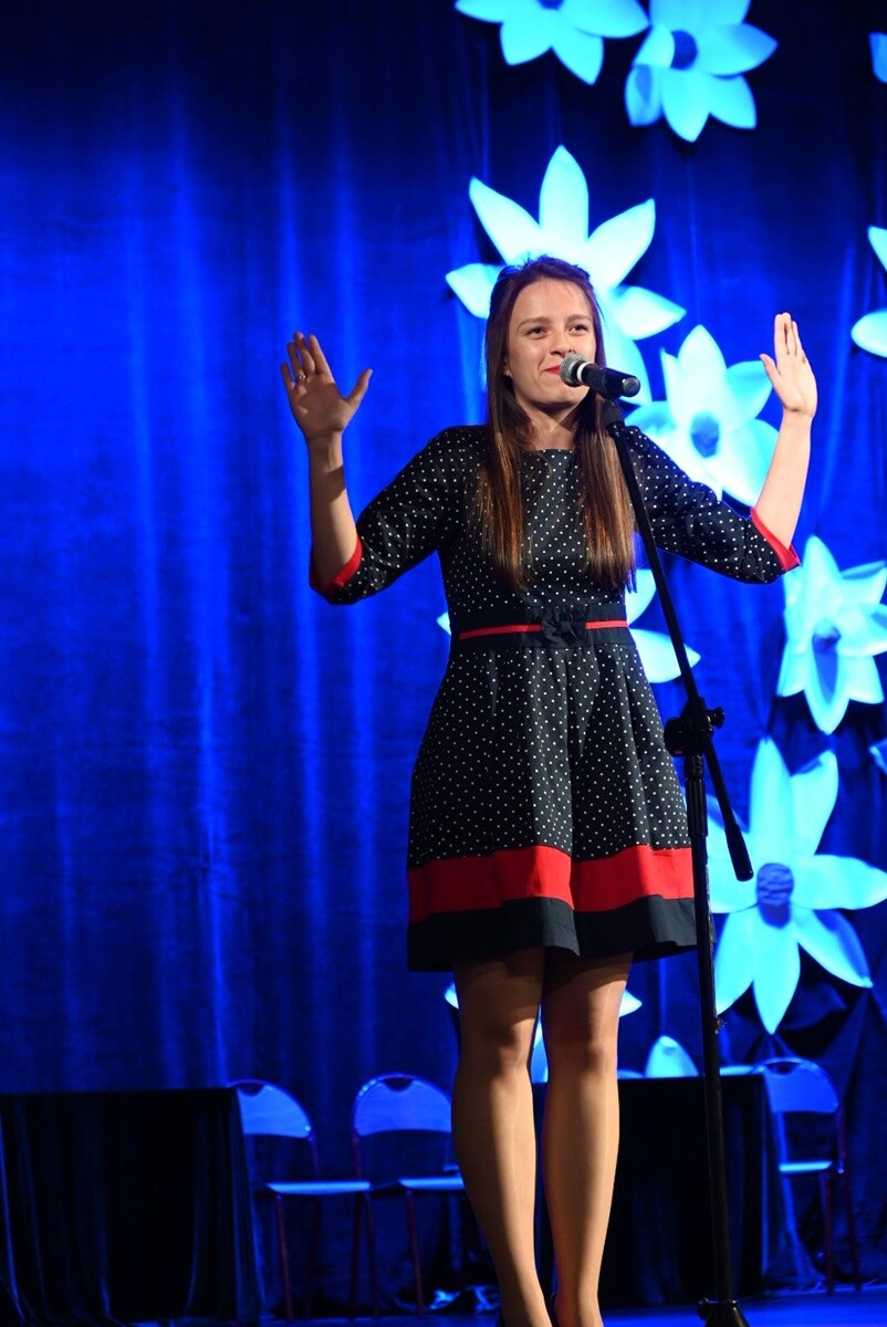 Podczas uroczystego zakończenia sezonu artystycznego Rudzkiego Teatru Pierro, prezydent Michał Pierończyk został uhonorowany symboliczną statuetką i tytułem „Przyjaciela Teatru”. / fot. UM Ruda Śląska