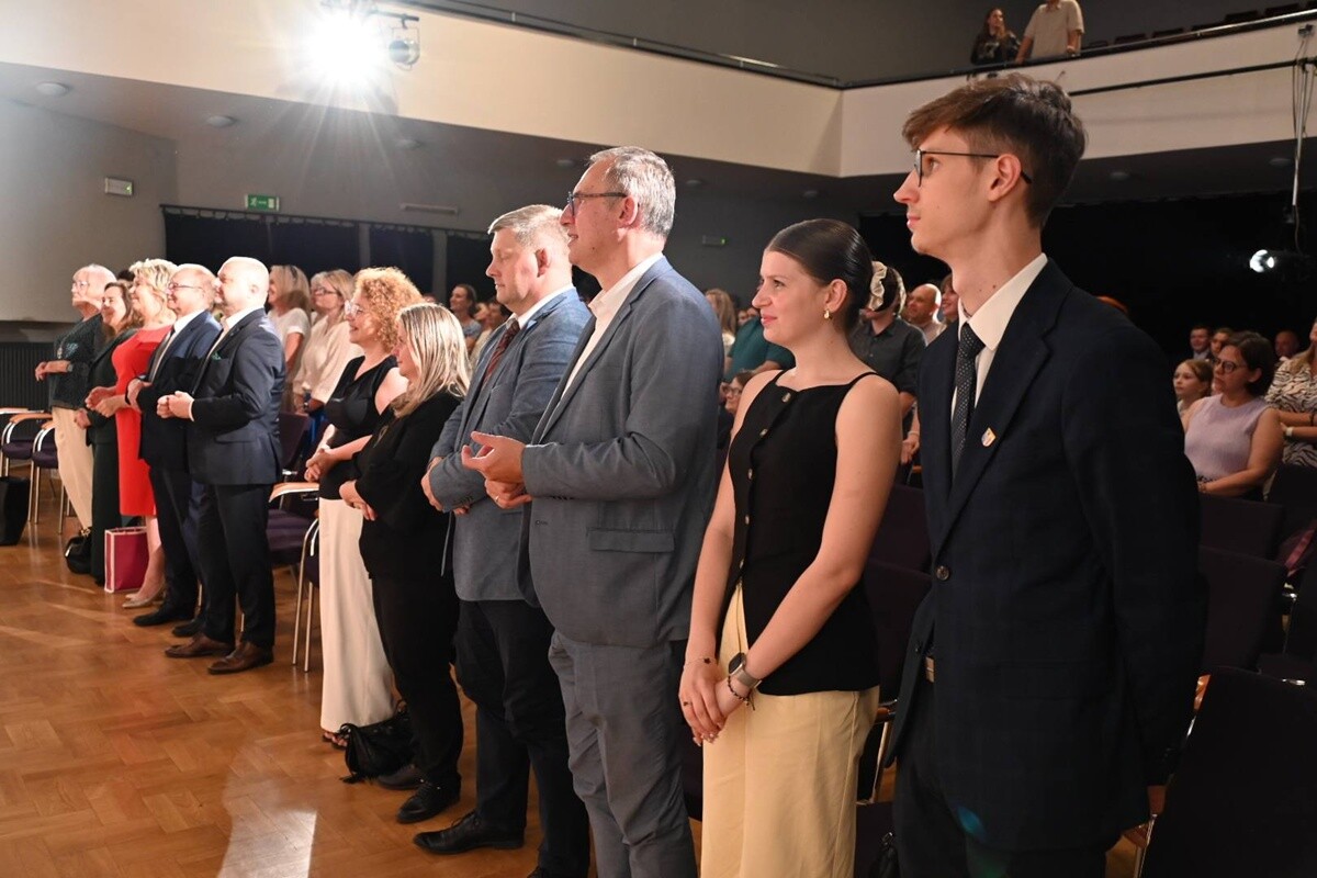 Podczas uroczystego zakończenia sezonu artystycznego Rudzkiego Teatru Pierro, prezydent Michał Pierończyk został uhonorowany symboliczną statuetką i tytułem „Przyjaciela Teatru”. / fot. UM Ruda Śląska