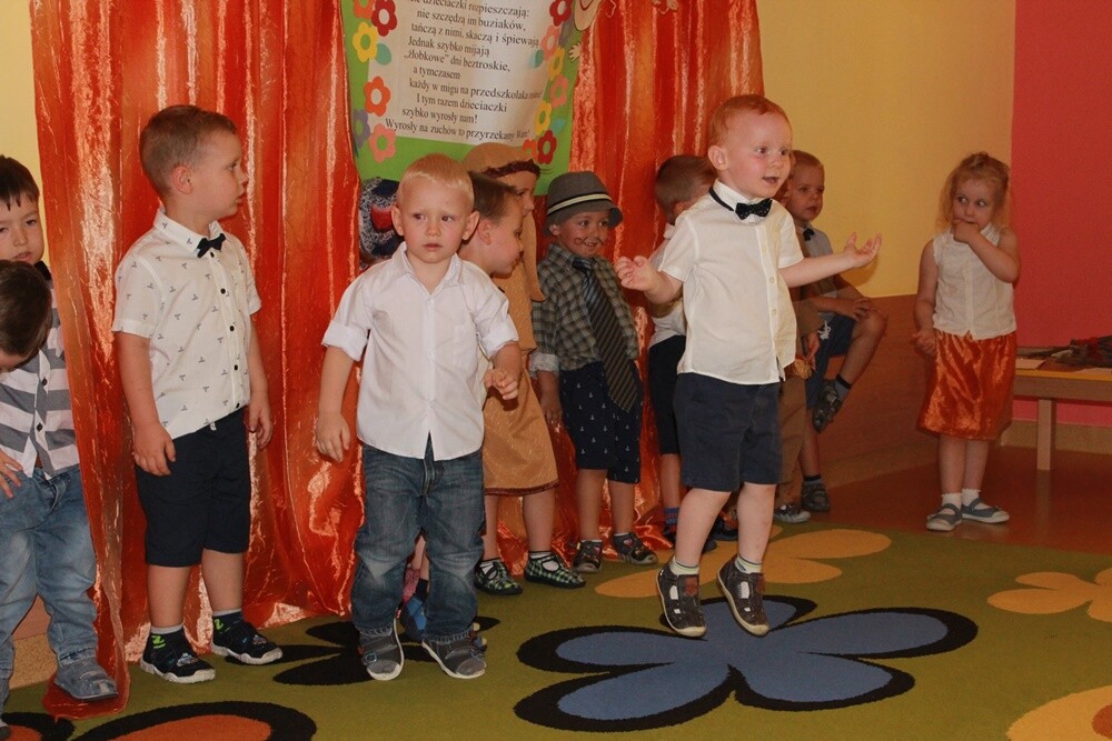 58 podopiecznych Żłobka Miejskiego w Rudzie Śląskiej powiększyło grono absolwentów placówki. Pierwsze lata edukacji upłynęły im w bardzo rodzinnej i radosnej atmosferze.