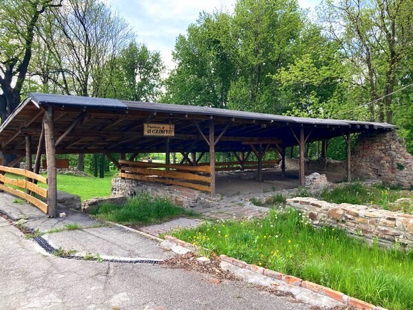 Karol Godula to jedna z najbardziej rozpoznawalnych postaci w Rudzie Śląskiej. Pamiątki po jego działalności obecne są na terenie całego miasta. Jednym z malowniczych zakątków, który warto odwiedzić, jest zamek rudzki i pozostałości domu „króla cynku”. Ruiny te znajdują się w dzielnicy Ruda, przy ulicy Bujoczka.