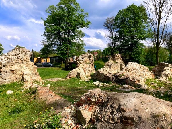 Karol Godula to jedna z najbardziej rozpoznawalnych postaci w Rudzie Śląskiej. Pamiątki po jego działalności obecne są na terenie całego miasta. Jednym z malowniczych zakątków, który warto odwiedzić, jest zamek rudzki i pozostałości domu „króla cynku”. Ruiny te znajdują się w dzielnicy Ruda, przy ulicy Bujoczka.