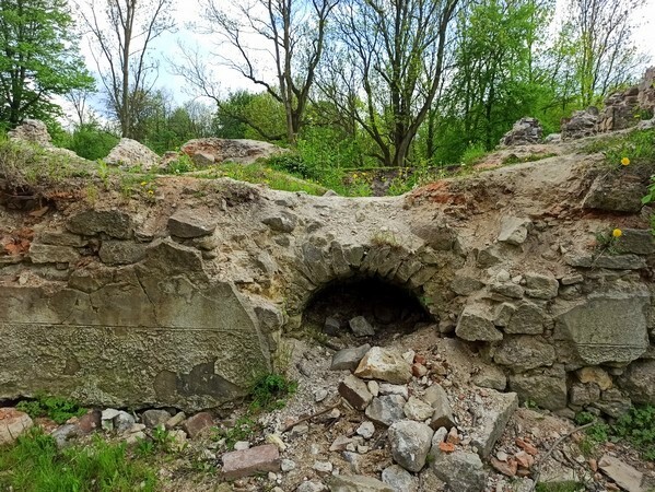 Karol Godula to jedna z najbardziej rozpoznawalnych postaci w Rudzie Śląskiej. Pamiątki po jego działalności obecne są na terenie całego miasta. Jednym z malowniczych zakątków, który warto odwiedzić, jest zamek rudzki i pozostałości domu „króla cynku”. Ruiny te znajdują się w dzielnicy Ruda, przy ulicy Bujoczka.