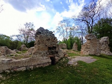 Karol Godula to jedna z najbardziej rozpoznawalnych postaci w Rudzie Śląskiej. Pamiątki po jego działalności obecne są na terenie całego miasta. Jednym z malowniczych zakątków, który warto odwiedzić, jest zamek rudzki i pozostałości domu „króla cynku”. Ruiny te znajdują się w dzielnicy Ruda, przy ulicy Bujoczka.