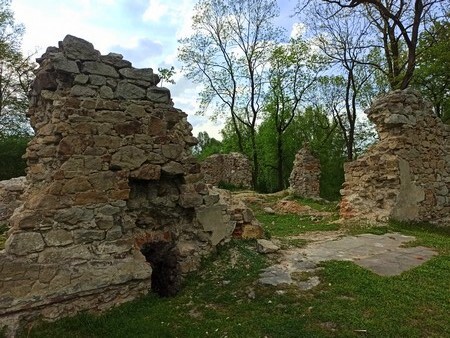 Karol Godula to jedna z najbardziej rozpoznawalnych postaci w Rudzie Śląskiej. Pamiątki po jego działalności obecne są na terenie całego miasta. Jednym z malowniczych zakątków, który warto odwiedzić, jest zamek rudzki i pozostałości domu „króla cynku”. Ruiny te znajdują się w dzielnicy Ruda, przy ulicy Bujoczka.