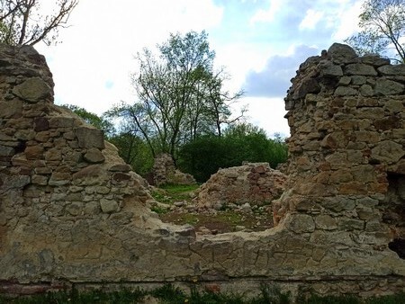 Karol Godula to jedna z najbardziej rozpoznawalnych postaci w Rudzie Śląskiej. Pamiątki po jego działalności obecne są na terenie całego miasta. Jednym z malowniczych zakątków, który warto odwiedzić, jest zamek rudzki i pozostałości domu „króla cynku”. Ruiny te znajdują się w dzielnicy Ruda, przy ulicy Bujoczka.