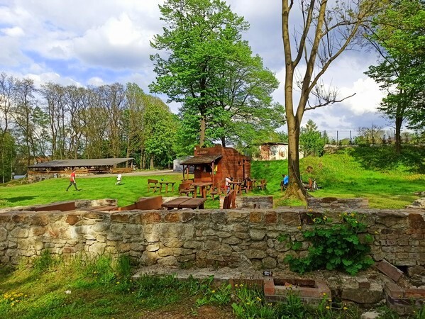 Karol Godula to jedna z najbardziej rozpoznawalnych postaci w Rudzie Śląskiej. Pamiątki po jego działalności obecne są na terenie całego miasta. Jednym z malowniczych zakątków, który warto odwiedzić, jest zamek rudzki i pozostałości domu „króla cynku”. Ruiny te znajdują się w dzielnicy Ruda, przy ulicy Bujoczka.