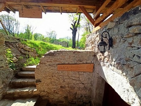 Karol Godula to jedna z najbardziej rozpoznawalnych postaci w Rudzie Śląskiej. Pamiątki po jego działalności obecne są na terenie całego miasta. Jednym z malowniczych zakątków, który warto odwiedzić, jest zamek rudzki i pozostałości domu „króla cynku”. Ruiny te znajdują się w dzielnicy Ruda, przy ulicy Bujoczka.