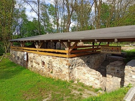 Karol Godula to jedna z najbardziej rozpoznawalnych postaci w Rudzie Śląskiej. Pamiątki po jego działalności obecne są na terenie całego miasta. Jednym z malowniczych zakątków, który warto odwiedzić, jest zamek rudzki i pozostałości domu „króla cynku”. Ruiny te znajdują się w dzielnicy Ruda, przy ulicy Bujoczka.