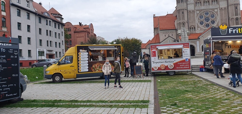 Smaków kuchni całego świata mieli okazję skosztować rudzianie, którzy w miniony weekend odwiedzili nowobytomski rynek! Kilkanaście samochodów oferowało oryginalne potrawy i nietypowe smakołyki. Każdy mógł znaleźć coś dla siebie.