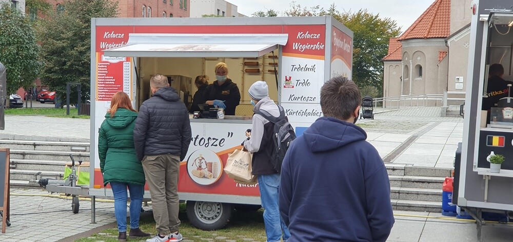 Smaków kuchni całego świata mieli okazję skosztować rudzianie, którzy w miniony weekend odwiedzili nowobytomski rynek! Kilkanaście samochodów oferowało oryginalne potrawy i nietypowe smakołyki. Każdy mógł znaleźć coś dla siebie.