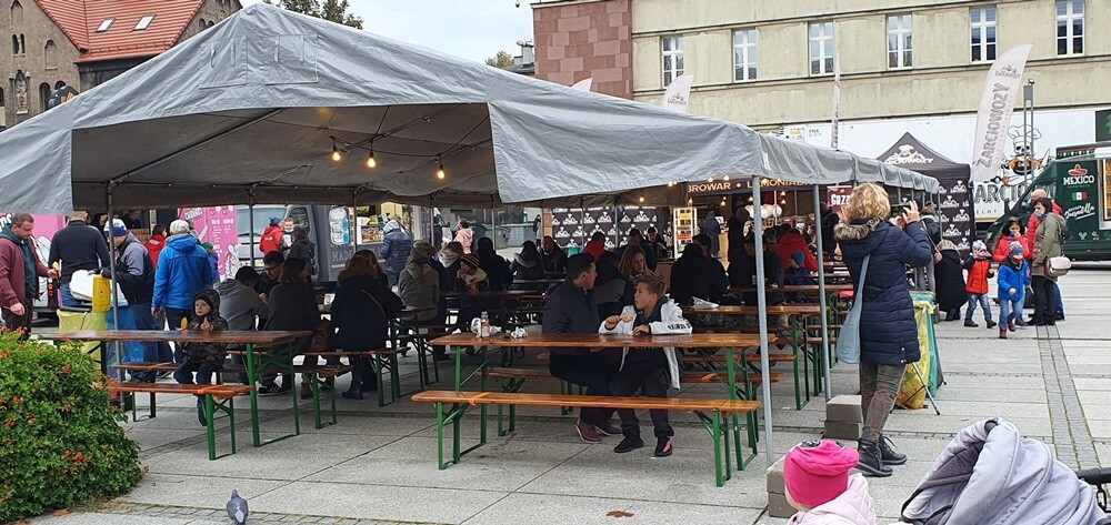 Smaków kuchni całego świata mieli okazję skosztować rudzianie, którzy w miniony weekend odwiedzili nowobytomski rynek! Kilkanaście samochodów oferowało oryginalne potrawy i nietypowe smakołyki. Każdy mógł znaleźć coś dla siebie.