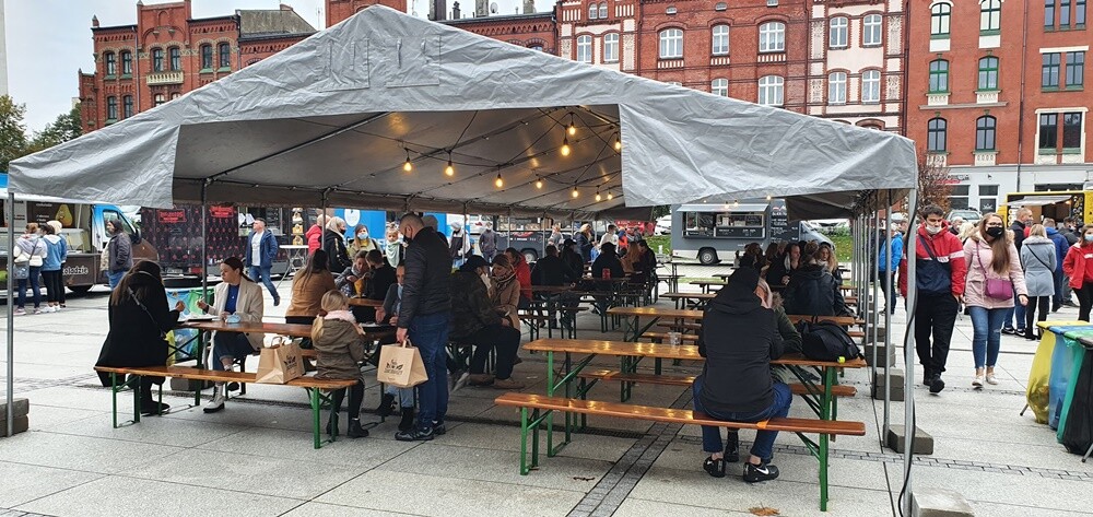 Smaków kuchni całego świata mieli okazję skosztować rudzianie, którzy w miniony weekend odwiedzili nowobytomski rynek! Kilkanaście samochodów oferowało oryginalne potrawy i nietypowe smakołyki. Każdy mógł znaleźć coś dla siebie.