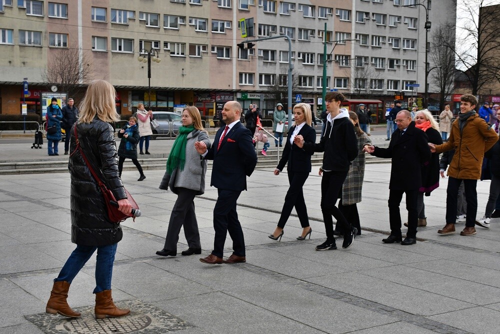 Rudzcy maturzyści już po raz ósmy spotkali się na placu Jana Pawła II, żeby wspólnie zatańczyć poloneza. / fot. Jacek Knapik