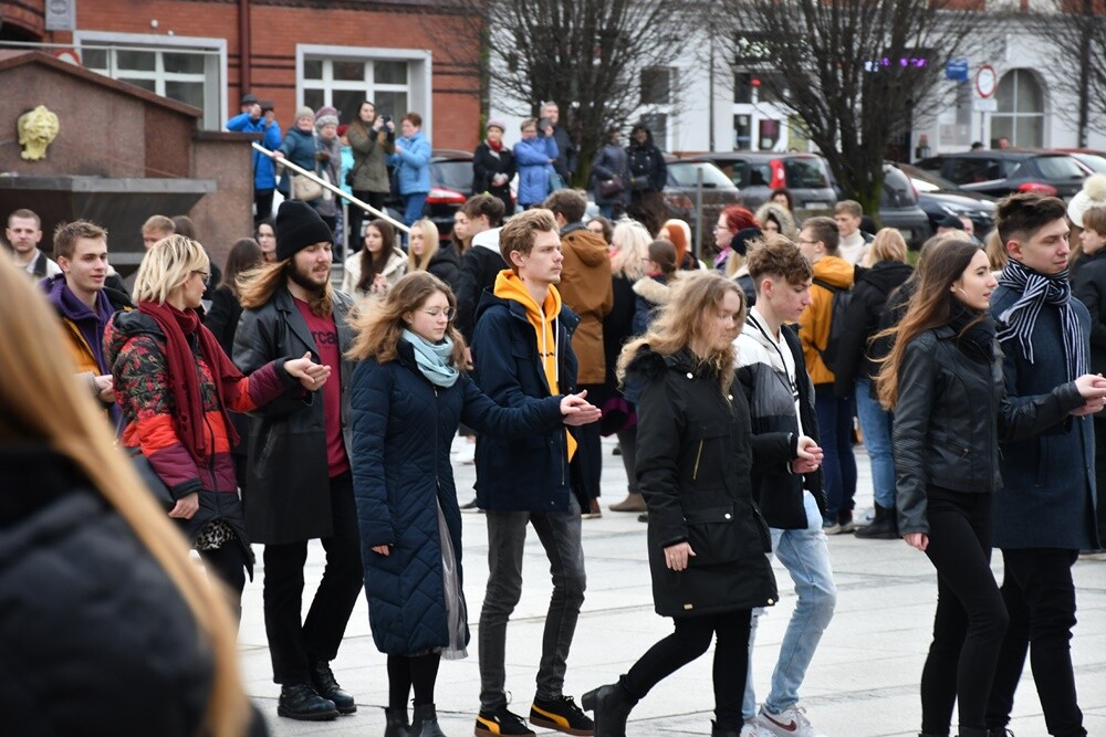 Rudzcy maturzyści już po raz ósmy spotkali się na placu Jana Pawła II, żeby wspólnie zatańczyć poloneza. / fot. Jacek Knapik