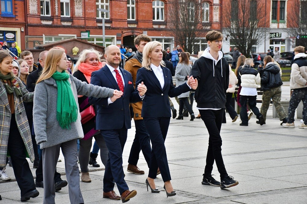 Rudzcy maturzyści już po raz ósmy spotkali się na placu Jana Pawła II, żeby wspólnie zatańczyć poloneza. / fot. Jacek Knapik