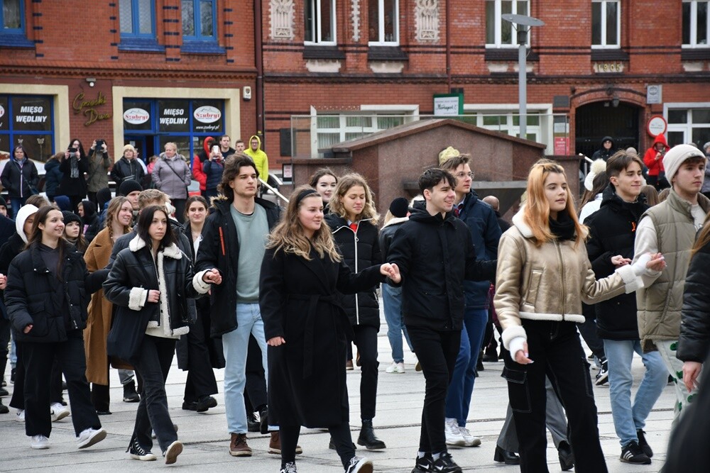 Rudzcy maturzyści już po raz ósmy spotkali się na placu Jana Pawła II, żeby wspólnie zatańczyć poloneza. / fot. Jacek Knapik