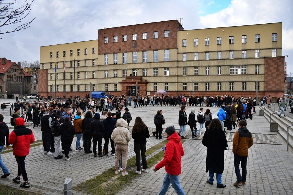 Rudzcy maturzyści już po raz ósmy spotkali się na placu Jana Pawła II, żeby wspólnie zatańczyć poloneza. / fot. Jacek Knapik