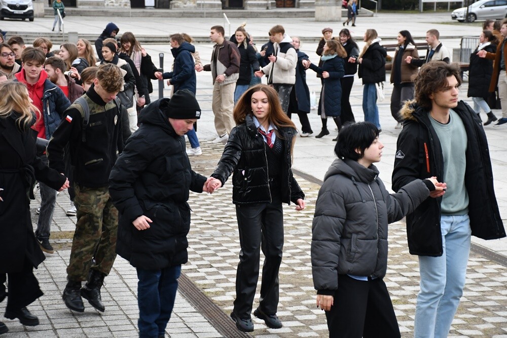 Rudzcy maturzyści już po raz ósmy spotkali się na placu Jana Pawła II, żeby wspólnie zatańczyć poloneza. / fot. Jacek Knapik