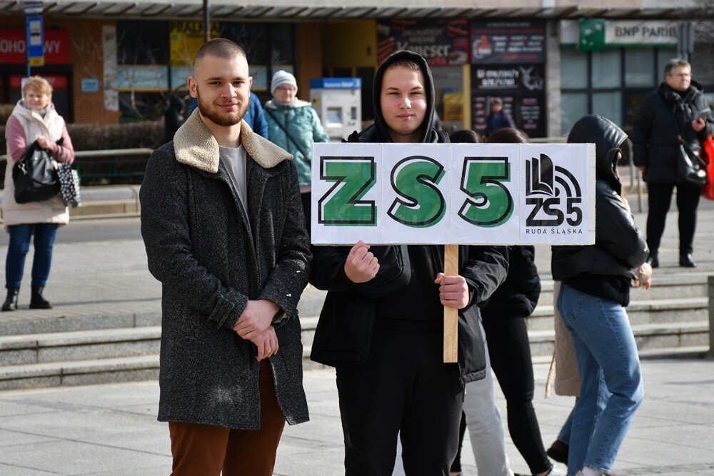 Rudzcy maturzyści już po raz ósmy spotkali się na placu Jana Pawła II, żeby wspólnie zatańczyć poloneza. / fot. Jacek Knapik