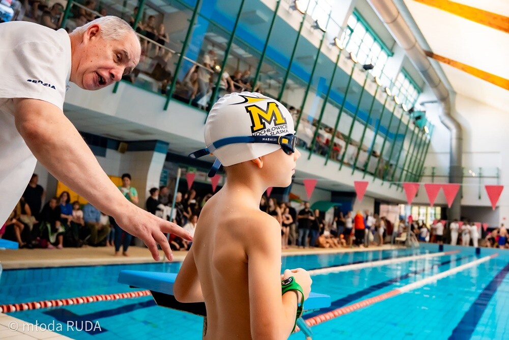 W zawodach zorganizowanych przez UKS Manta Kochłowice wystartowało 180 dzieciaków ze szkółek pływackich z Rudy Śląskiej, Bytomia, Chorzowa i Katowic. / fot. Wojciech Niemiec / Młoda Ruda