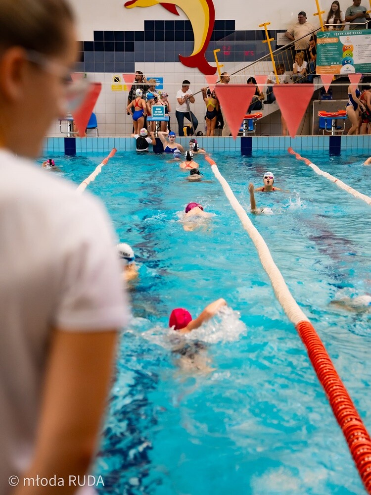 W zawodach zorganizowanych przez UKS Manta Kochłowice wystartowało 180 dzieciaków ze szkółek pływackich z Rudy Śląskiej, Bytomia, Chorzowa i Katowic. / fot. Wojciech Niemiec / Młoda Ruda