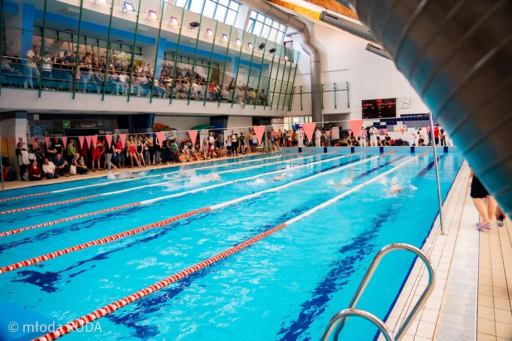 W zawodach zorganizowanych przez UKS Manta Kochłowice wystartowało 180 dzieciaków ze szkółek pływackich z Rudy Śląskiej, Bytomia, Chorzowa i Katowic. / fot. Wojciech Niemiec / Młoda Ruda