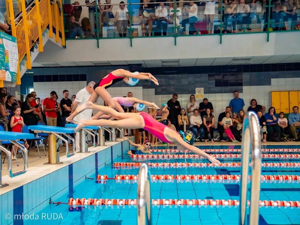 W zawodach zorganizowanych przez UKS Manta Kochłowice wystartowało 180 dzieciaków ze szkółek pływackich z Rudy Śląskiej, Bytomia, Chorzowa i Katowic. / fot. Wojciech Niemiec / Młoda Ruda