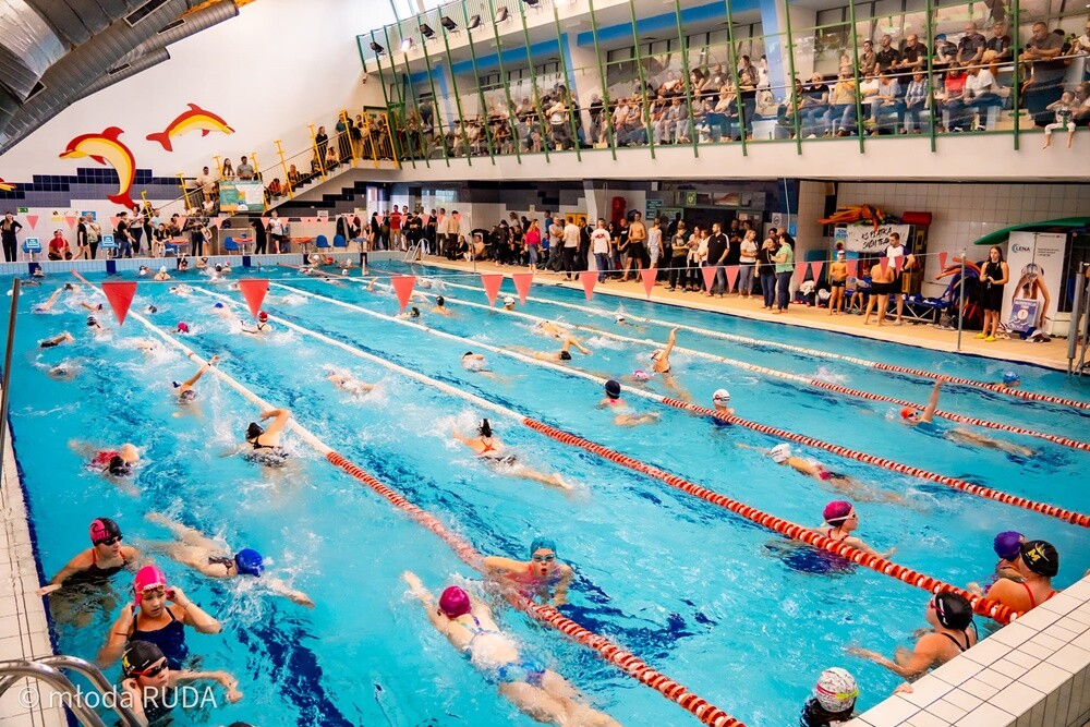 W zawodach zorganizowanych przez UKS Manta Kochłowice wystartowało 180 dzieciaków ze szkółek pływackich z Rudy Śląskiej, Bytomia, Chorzowa i Katowic. / fot. Wojciech Niemiec / Młoda Ruda