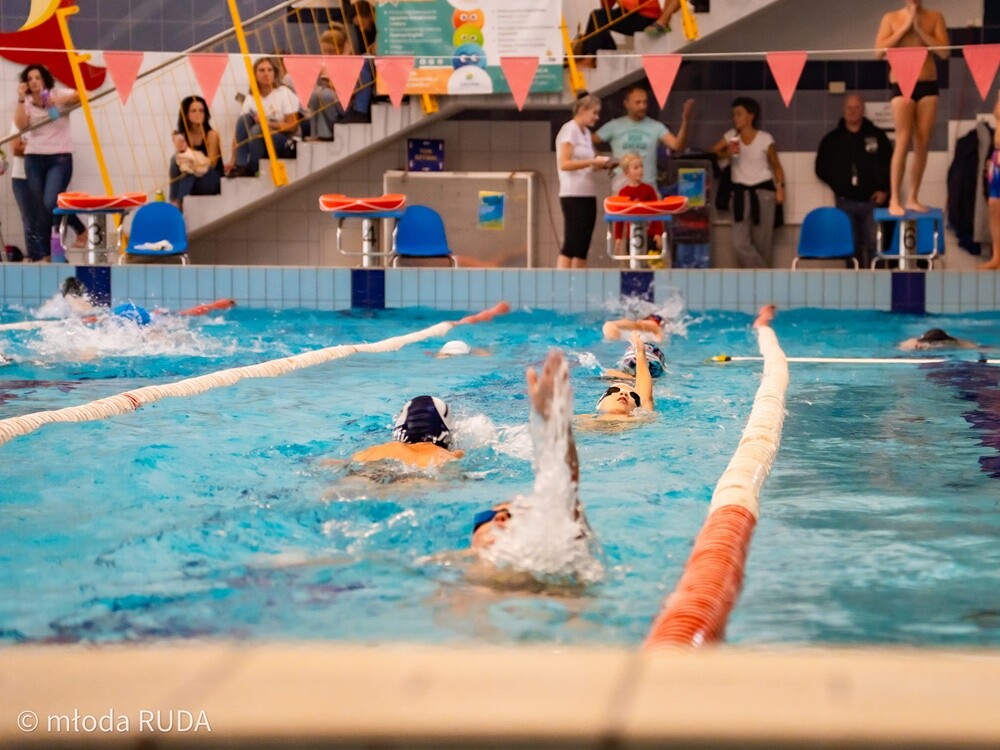 W zawodach zorganizowanych przez UKS Manta Kochłowice wystartowało 180 dzieciaków ze szkółek pływackich z Rudy Śląskiej, Bytomia, Chorzowa i Katowic. / fot. Wojciech Niemiec / Młoda Ruda