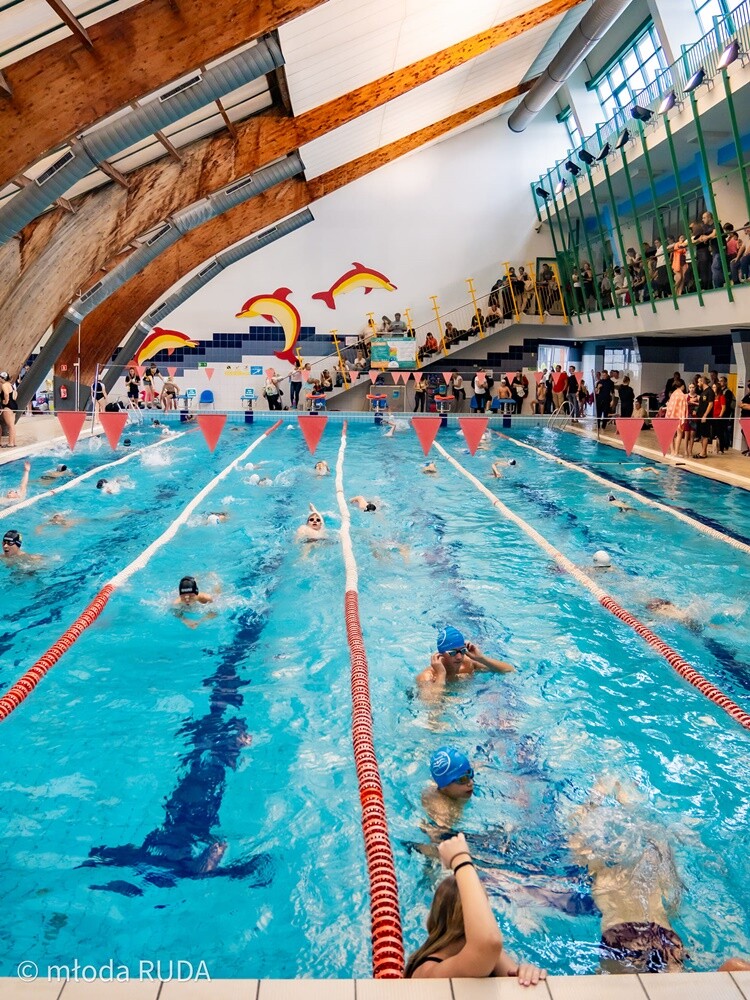 W zawodach zorganizowanych przez UKS Manta Kochłowice wystartowało 180 dzieciaków ze szkółek pływackich z Rudy Śląskiej, Bytomia, Chorzowa i Katowic. / fot. Wojciech Niemiec / Młoda Ruda