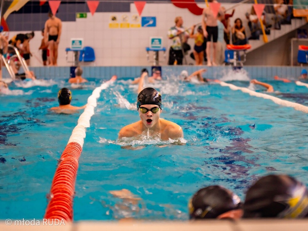 W zawodach zorganizowanych przez UKS Manta Kochłowice wystartowało 180 dzieciaków ze szkółek pływackich z Rudy Śląskiej, Bytomia, Chorzowa i Katowic. / fot. Wojciech Niemiec / Młoda Ruda