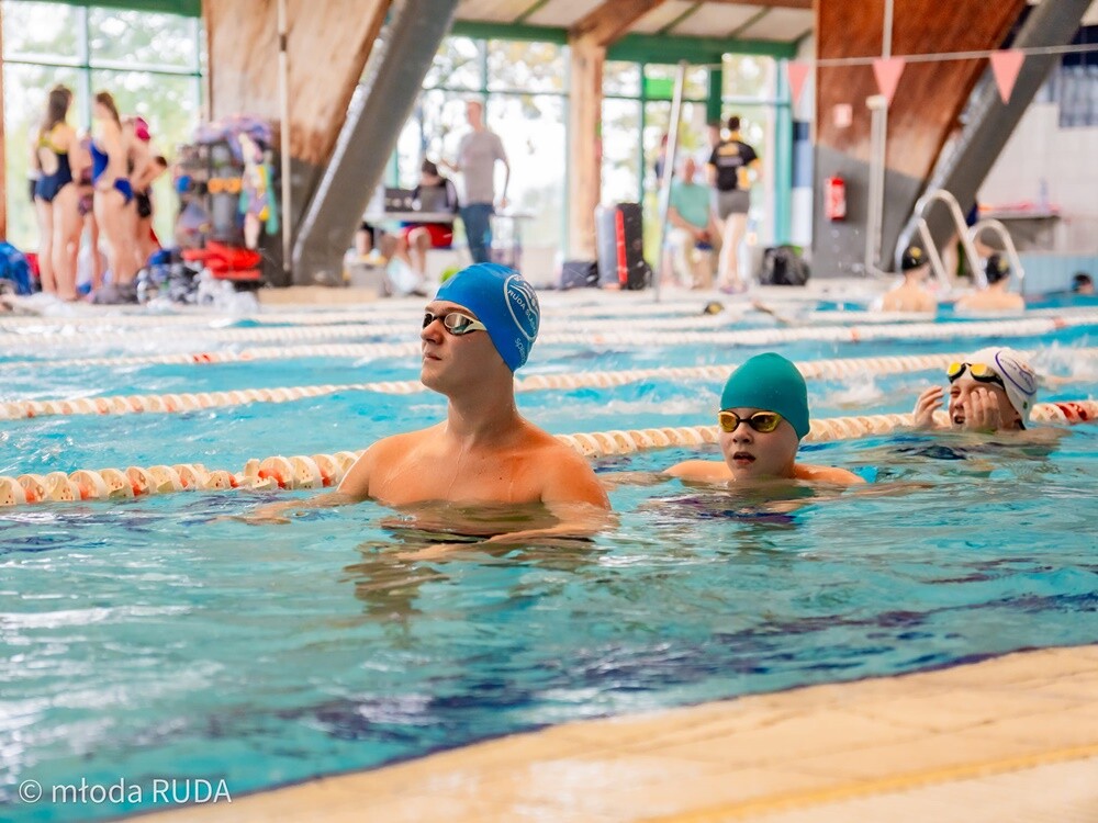 W zawodach zorganizowanych przez UKS Manta Kochłowice wystartowało 180 dzieciaków ze szkółek pływackich z Rudy Śląskiej, Bytomia, Chorzowa i Katowic. / fot. Wojciech Niemiec / Młoda Ruda