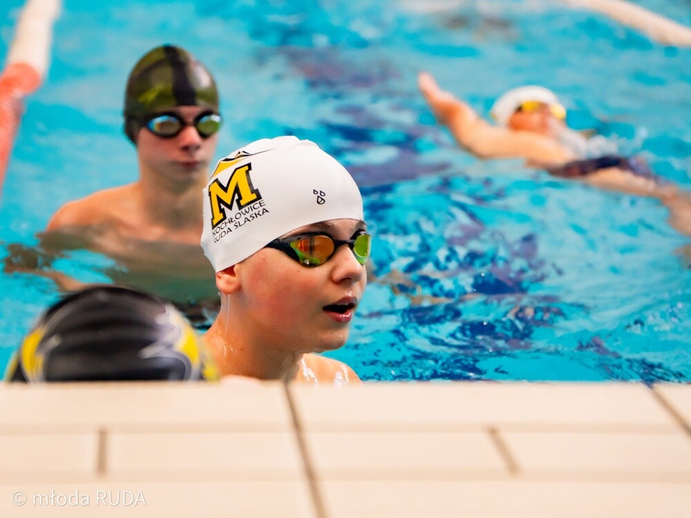 W zawodach zorganizowanych przez UKS Manta Kochłowice wystartowało 180 dzieciaków ze szkółek pływackich z Rudy Śląskiej, Bytomia, Chorzowa i Katowic. / fot. Wojciech Niemiec / Młoda Ruda