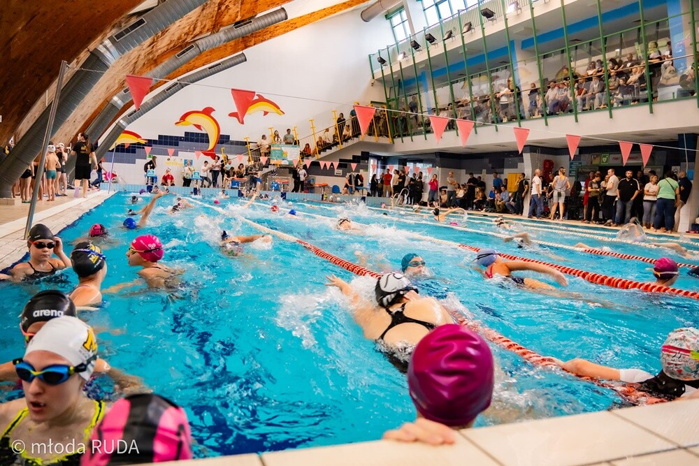 W zawodach zorganizowanych przez UKS Manta Kochłowice wystartowało 180 dzieciaków ze szkółek pływackich z Rudy Śląskiej, Bytomia, Chorzowa i Katowic. / fot. Wojciech Niemiec / Młoda Ruda